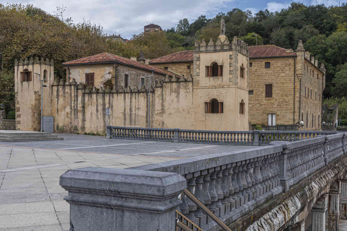 Guipúzcoa - Zarautz 06 - palacio Narros.jpg